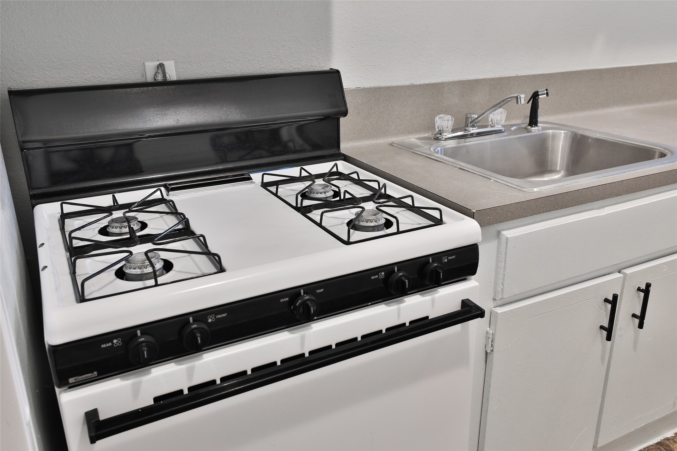 1840 Richmond Avenue, Unit 15 Houston, TX 77098 - Photo 8 of 14 a close view of stove top oven