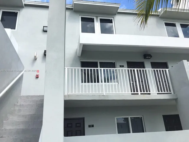 a view of back yard of the house