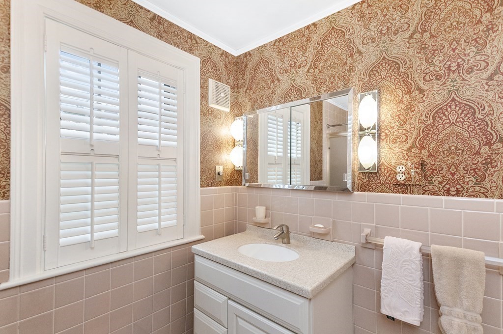 37 Foxcroft Road Winchester, MA 01890 - Photo 18 of 26 Gallery Image 18