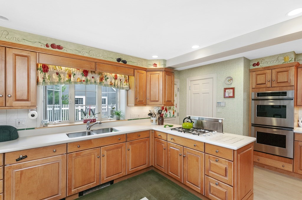 37 Foxcroft Road Winchester, MA 01890 - Photo 5 of 26 Gallery Image 5