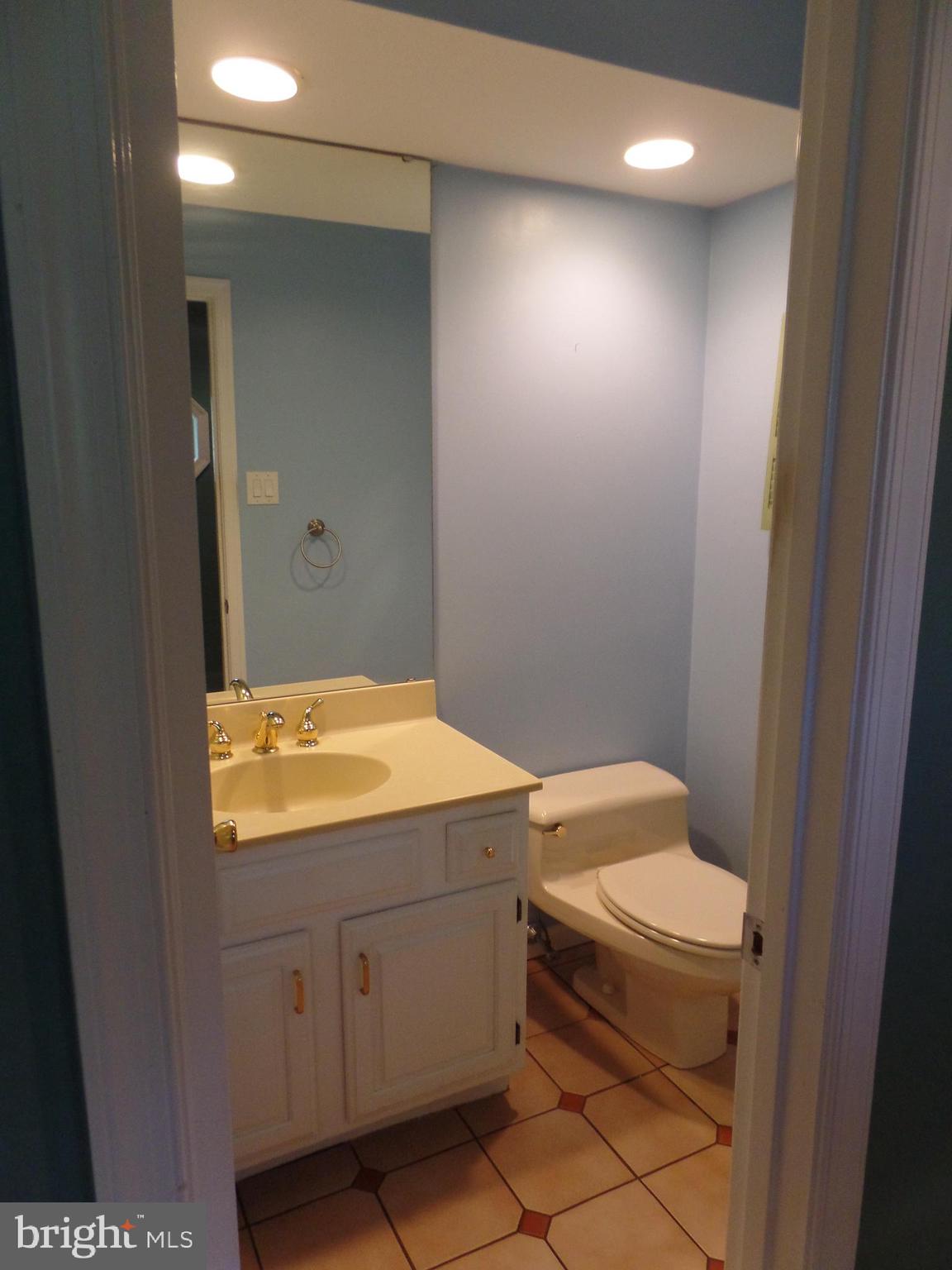 524 Media Line Road Newtown Square, PA 19073 - Photo 11 of 38 First floor powder room