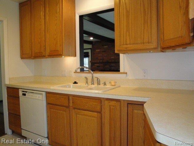 1997 Cambridge Road Berkley, MI 48072 - Photo 13 of 25 42" upper cabinets