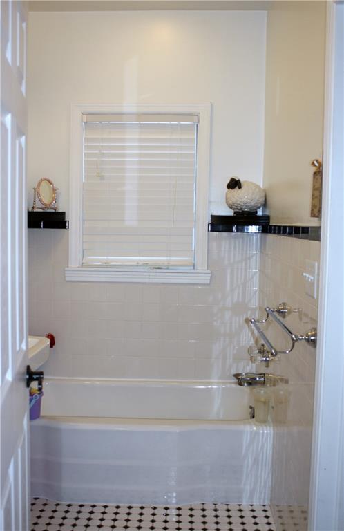 125 Weckerly Road Butler, PA 16002 - Photo 14 of 23 2nd Full Bath (Tub)