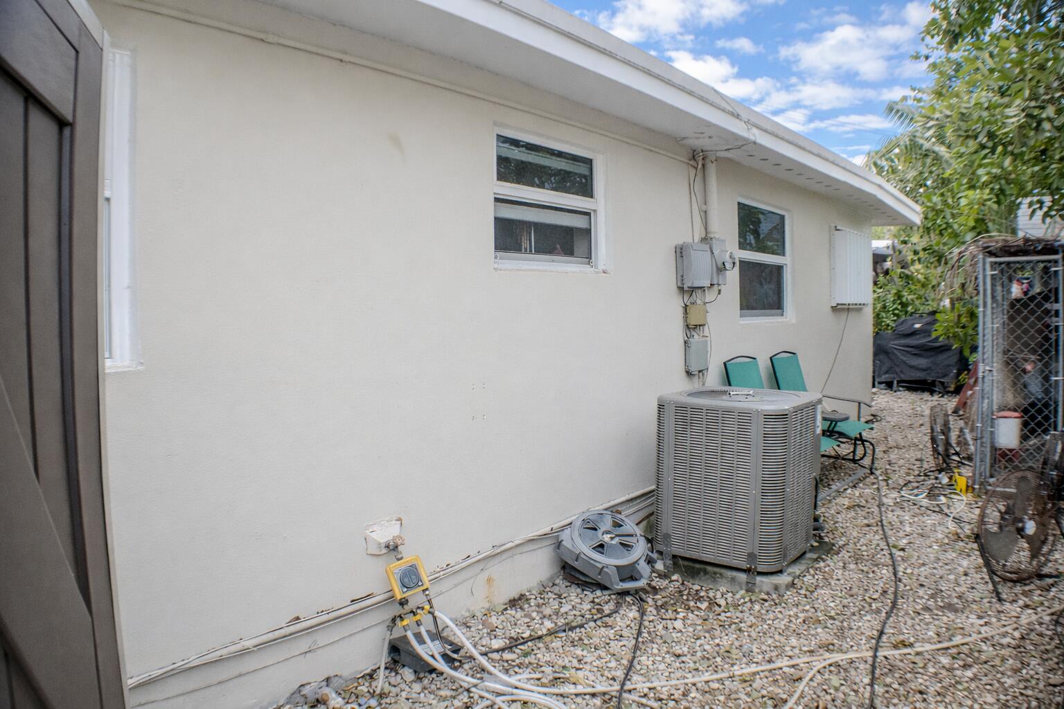 711 Sharon Place Key Largo, FL 33037 - Photo 32 of 38 a room with a table and chair
