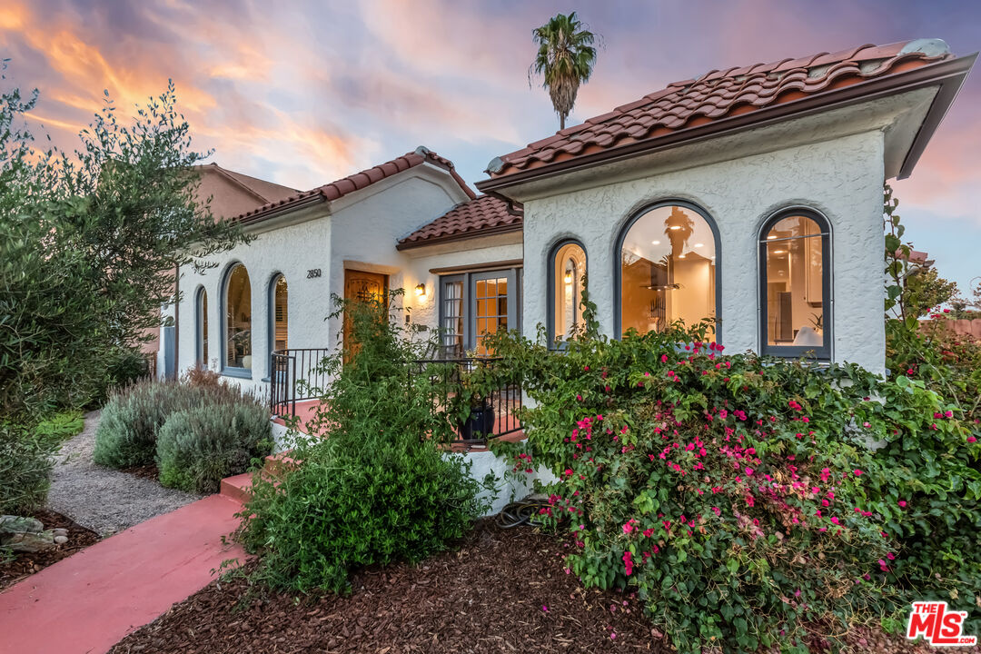 2850 Buckingham Road Los Angeles, CA 90016 - Photo 1 of 34 a front view of a house