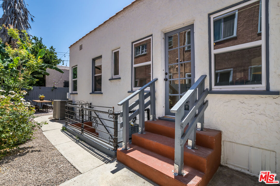 2850 Buckingham Road Los Angeles, CA 90016 - Photo 28 of 34 a balcony with furniture
