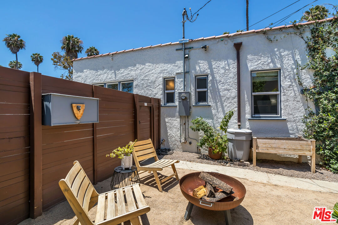 2850 Buckingham Road Los Angeles, CA 90016 - Photo 32 of 34 a view of a chairs and table in the patio