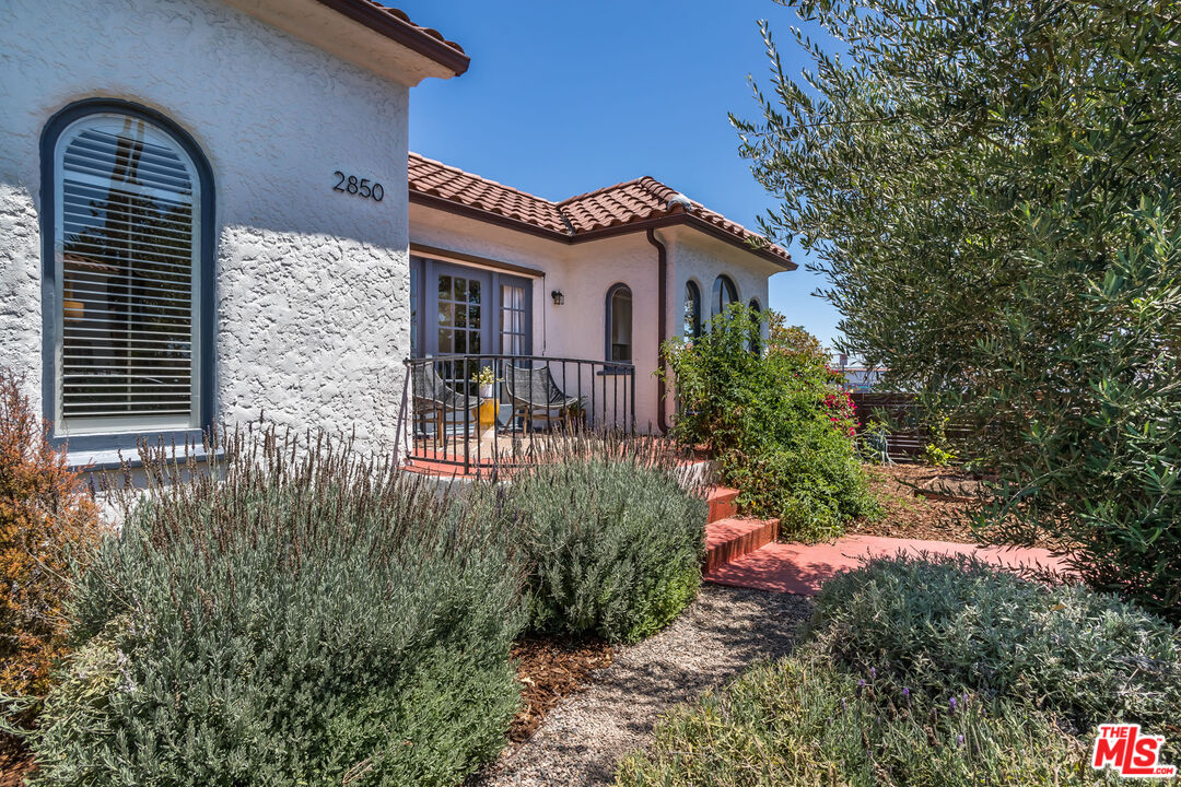 2850 Buckingham Road Los Angeles, CA 90016 - Photo 5 of 34 a front view of a house with a yard