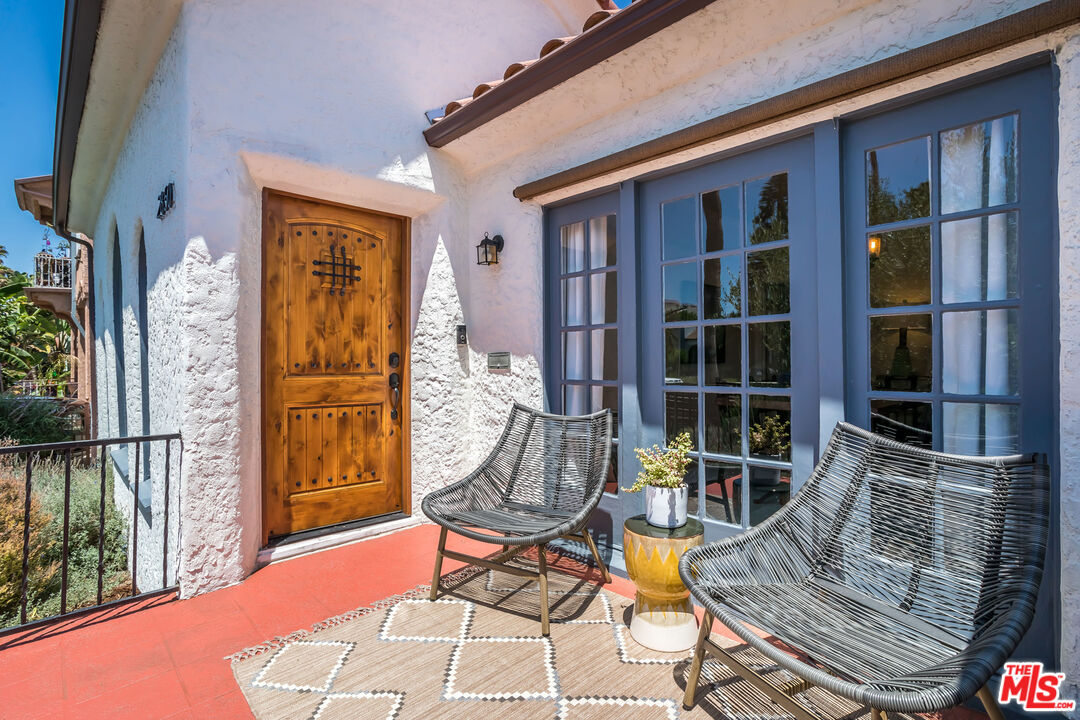 2850 Buckingham Road Los Angeles, CA 90016 - Photo 7 of 34 a view of balcony and patio