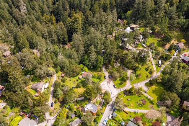 a view of a back yard