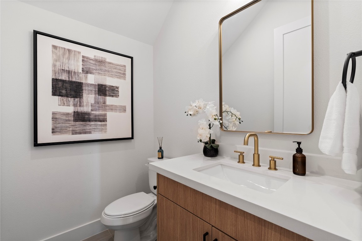 2706 Fox Street Houston, TX 77003 - Photo 15 of 39 a bathroom with a toilet sink and mirror