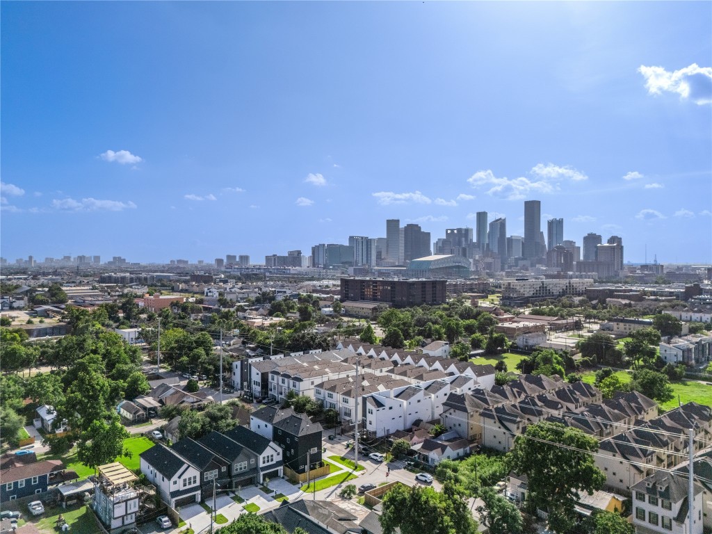 2706 Fox Street Houston, TX 77003 - Photo 37 of 39 a view of a city