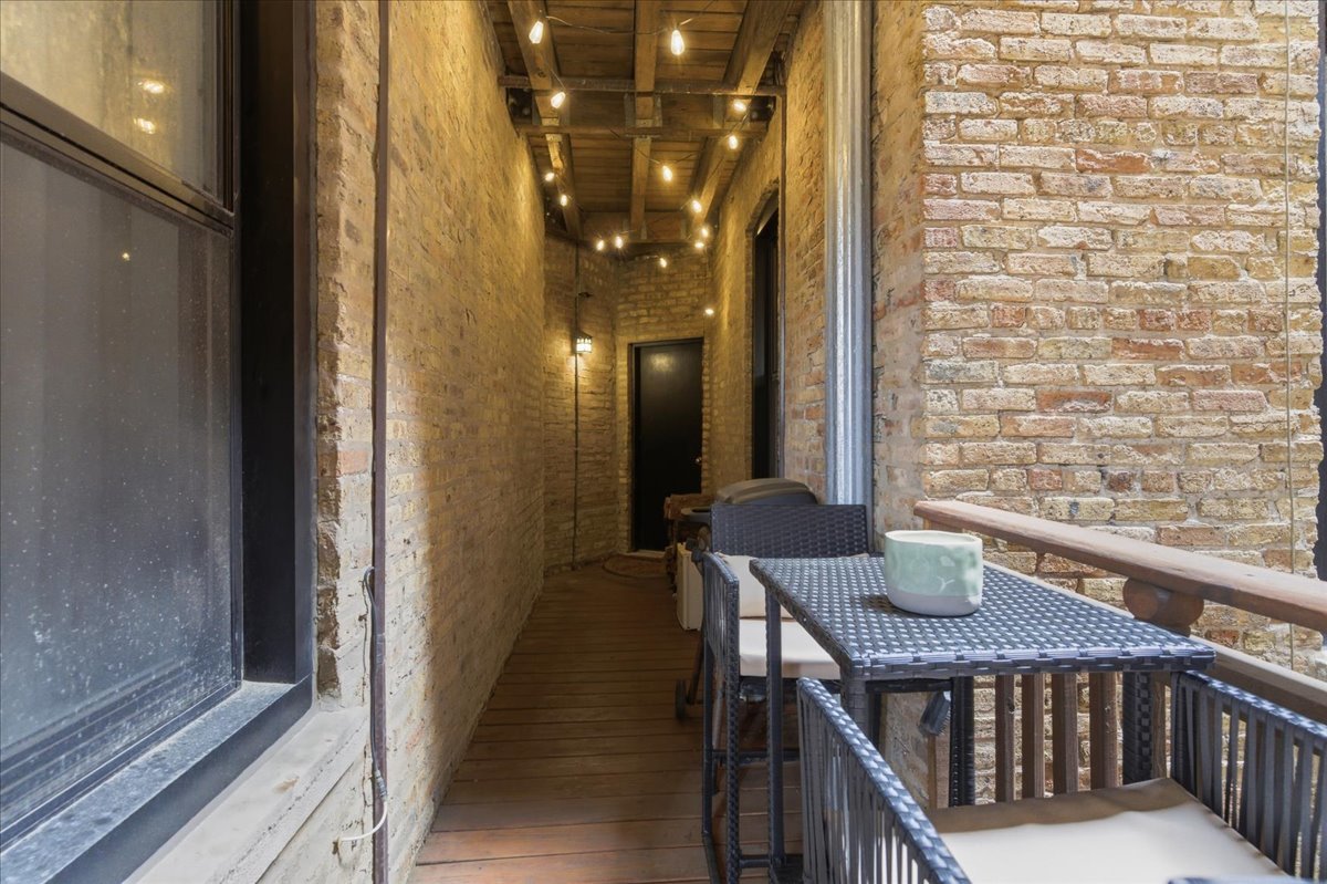 802 West George Street, Unit 1 Chicago, IL 60657 - Photo 12 of 18 a view of a balcony dining table and chairs