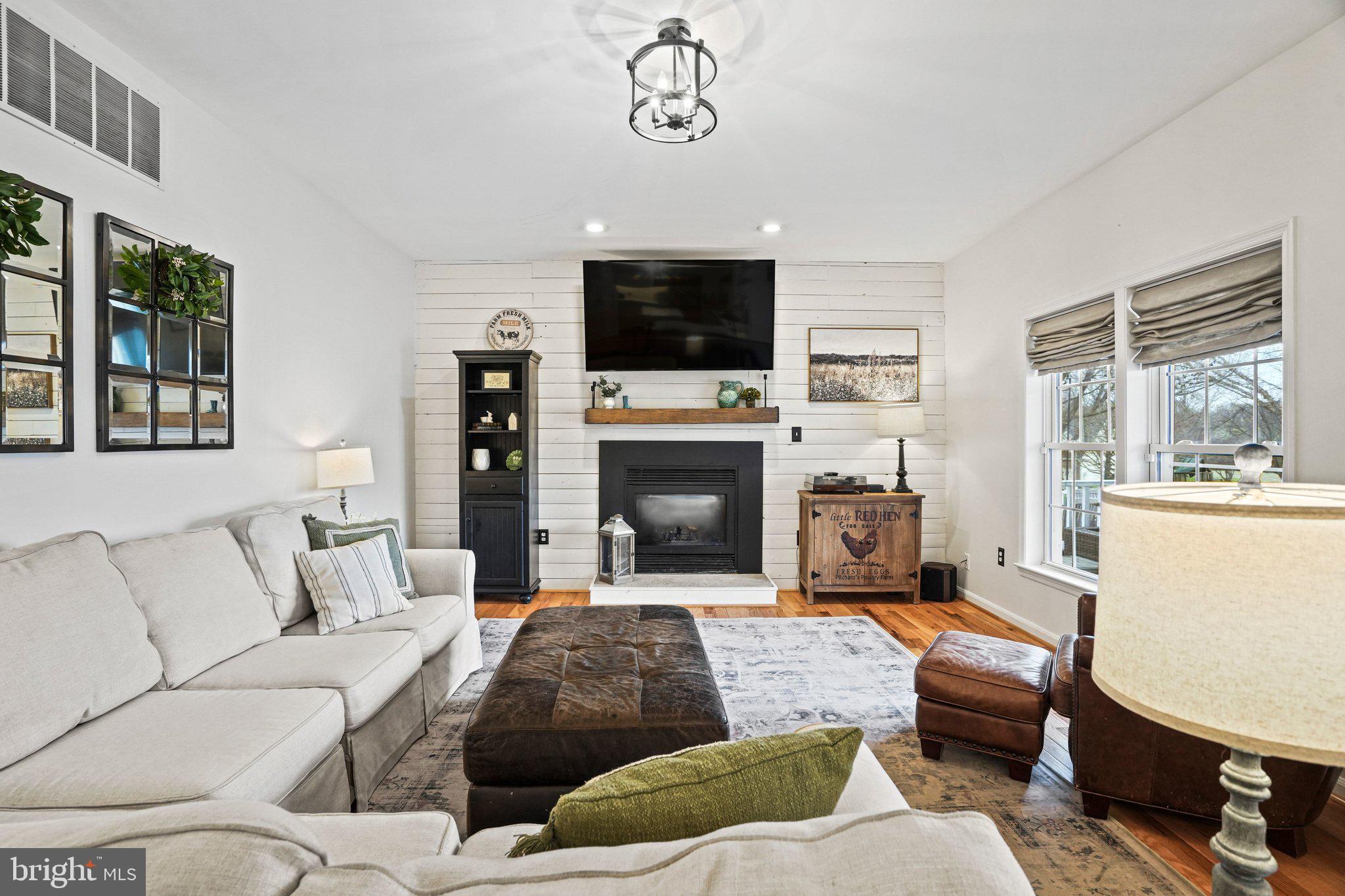 20409 Peach Tree Road Dickerson, MD 20842 - Photo 23 of 66 Family Room