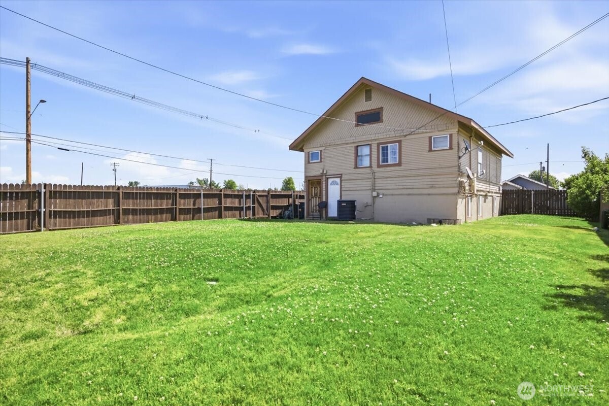 802 South 11th Avenue Pasco, WA 99301 - Photo 21 of 24 a front view of a house with a yard