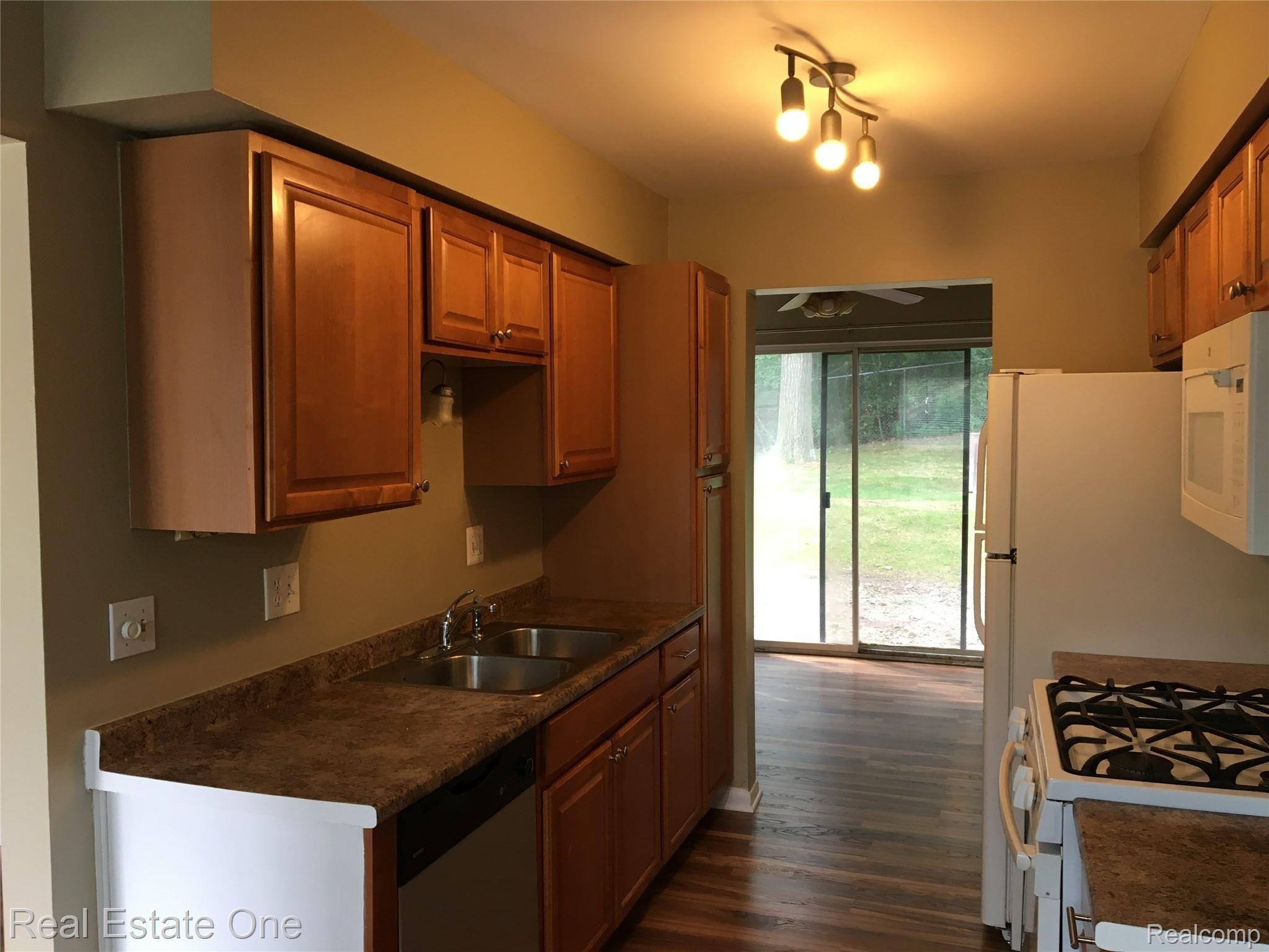 895 Lafayette Court, Unit 12 Rochester, MI 48307 - Photo 2 of 14 IMG_0087.JPG