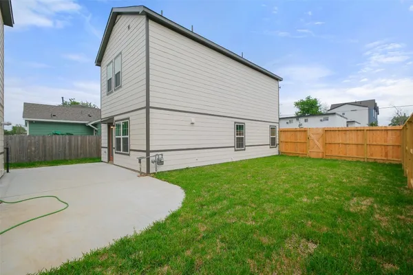 $2,400 | 6434 New York Street, Houston, TX 77021