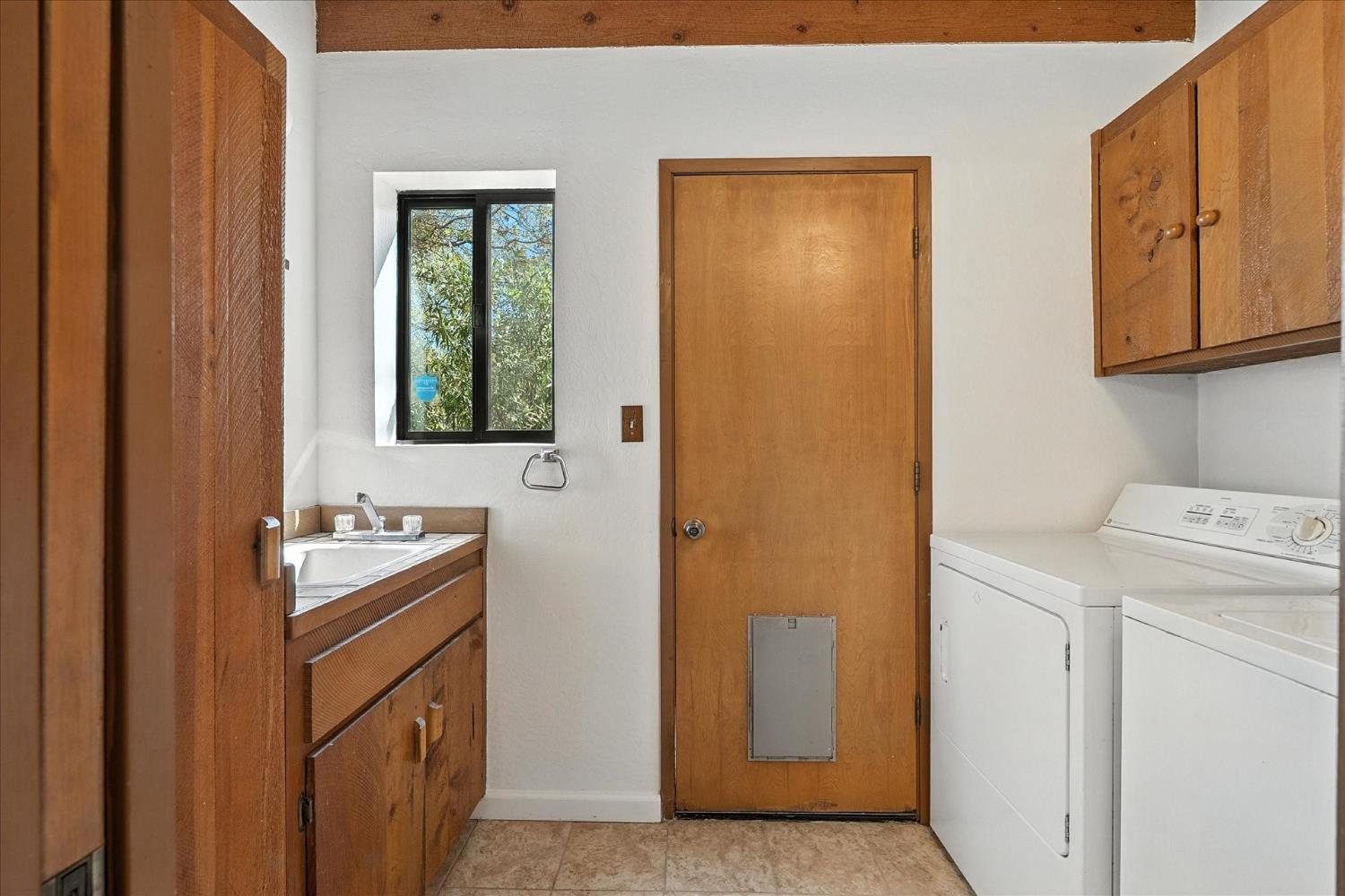 42480 Ranger Cir Way Coarsegold, CA 93614 - Photo 17 of 40 a utility room with dryer and washer