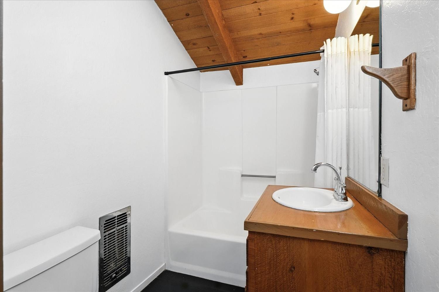 42480 Ranger Cir Way Coarsegold, CA 93614 - Photo 28 of 40 a bathroom with a sink a toilet and shower