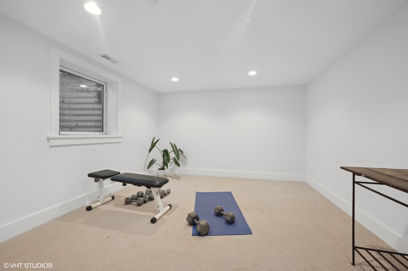 252 Riverside Drive Northfield, IL 60093 - Photo 17 of 23 a room with a desk and chair