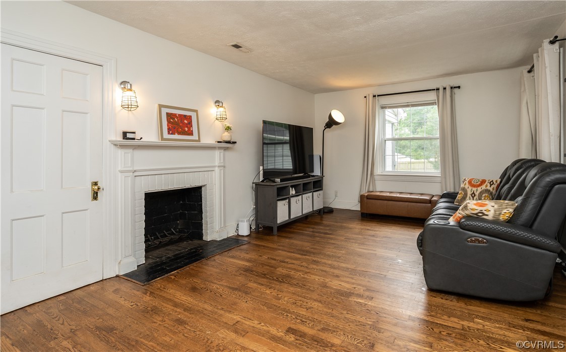 2409 Aberdeen Road North Chesterfield, VA 23237 - Photo 5 of 29 Living Room