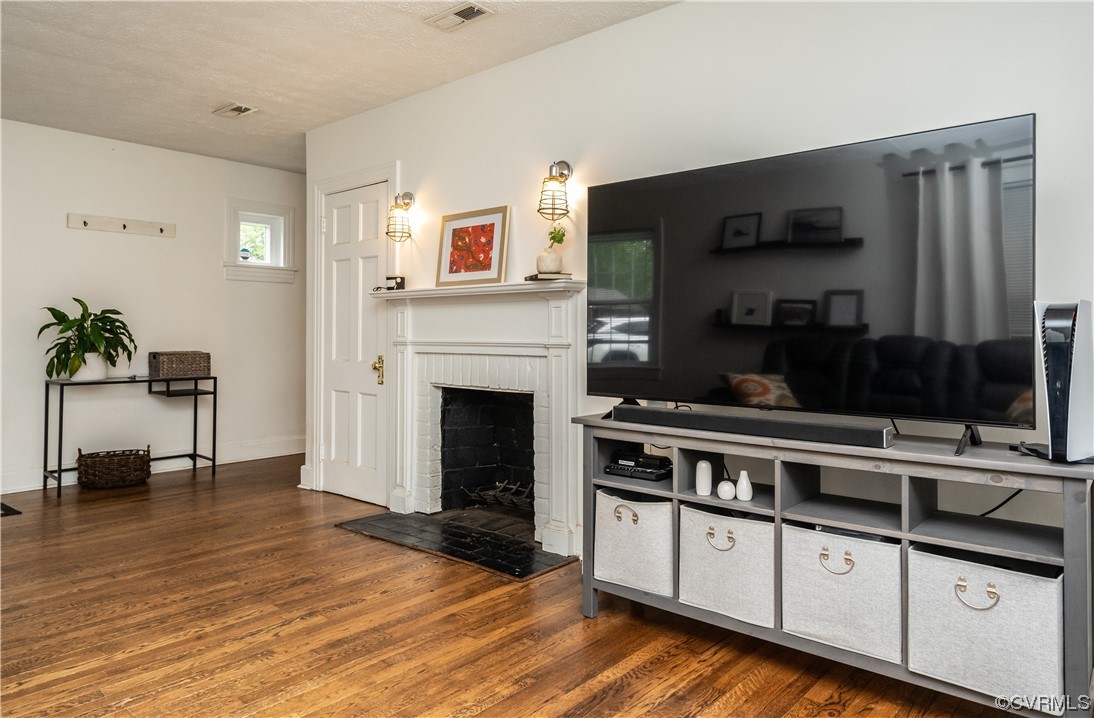 2409 Aberdeen Road North Chesterfield, VA 23237 - Photo 6 of 29 Living Room