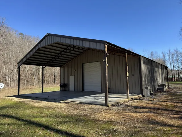 a view of a house with backyard