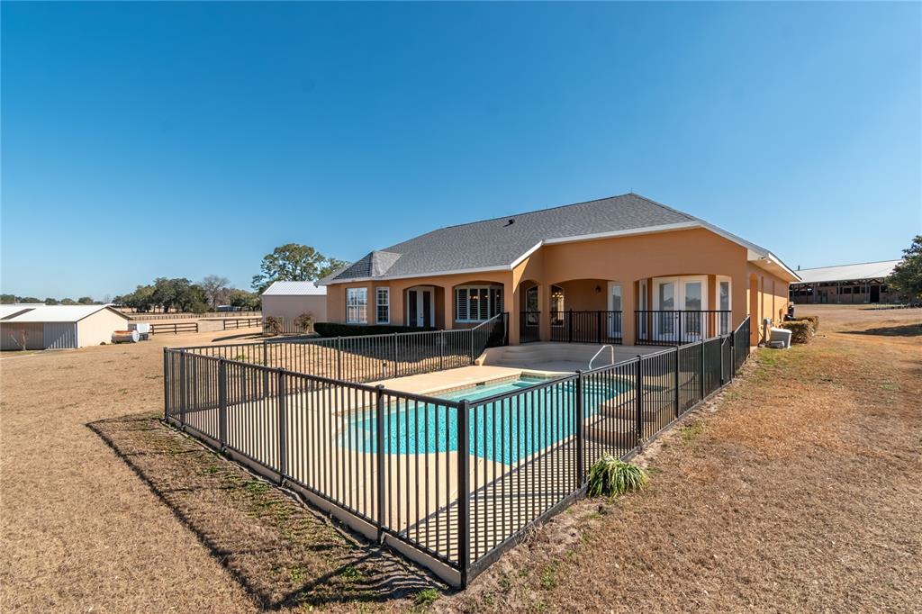 12610 Northwest Gainesville Road Reddick, FL 32686 - Photo 63 of 90 a front view of a house with wooden fence