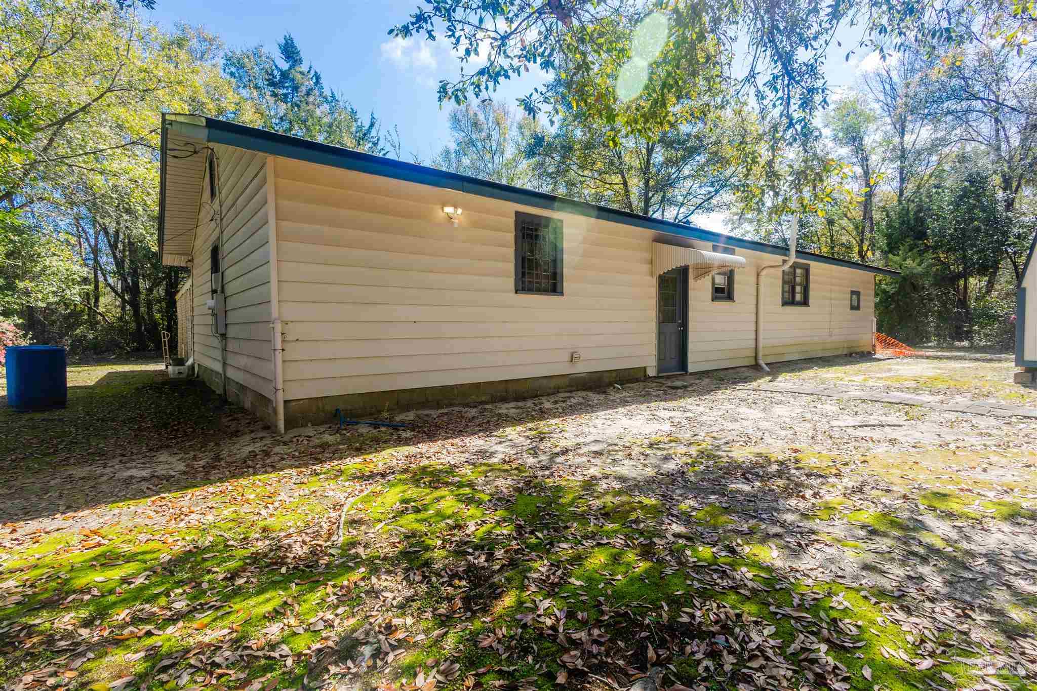 10001 Chemstrand Road Pensacola, FL 32514 - Photo 15 of 18 a backyard of a house