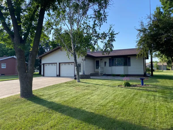 $309,900 | 570 3rd Street Northwest, Richmond, MN 56368