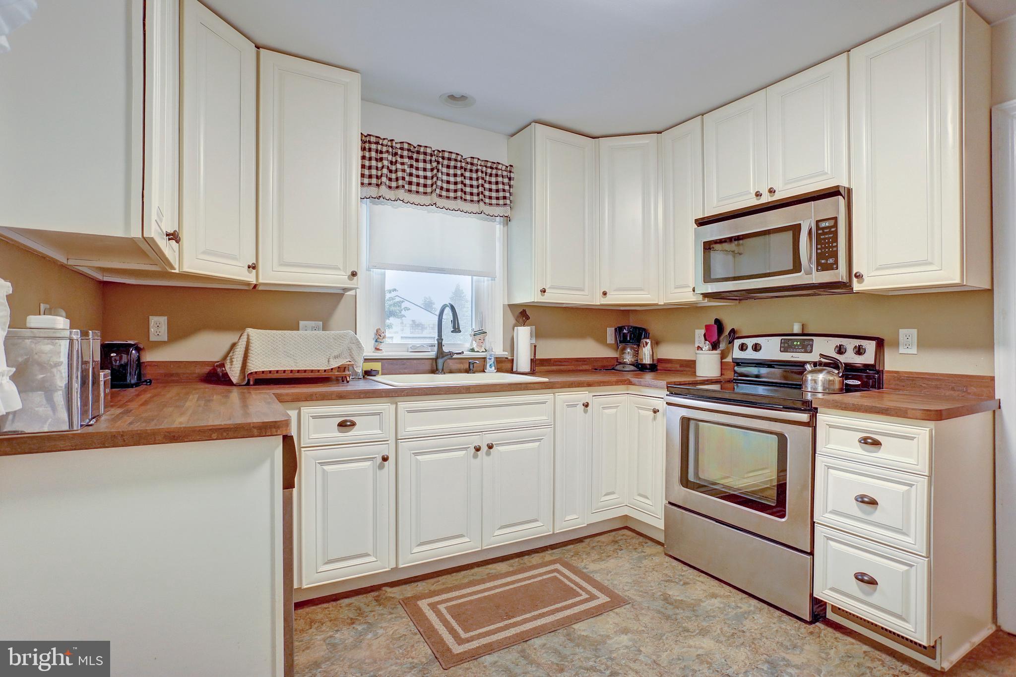 2054 Atom Road Delta, PA 17314 - Photo 5 of 31 Look at these cabinets!