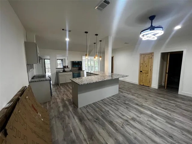 $2,950 | 208 Cliffdale Avenue, Dallas, TX 75211