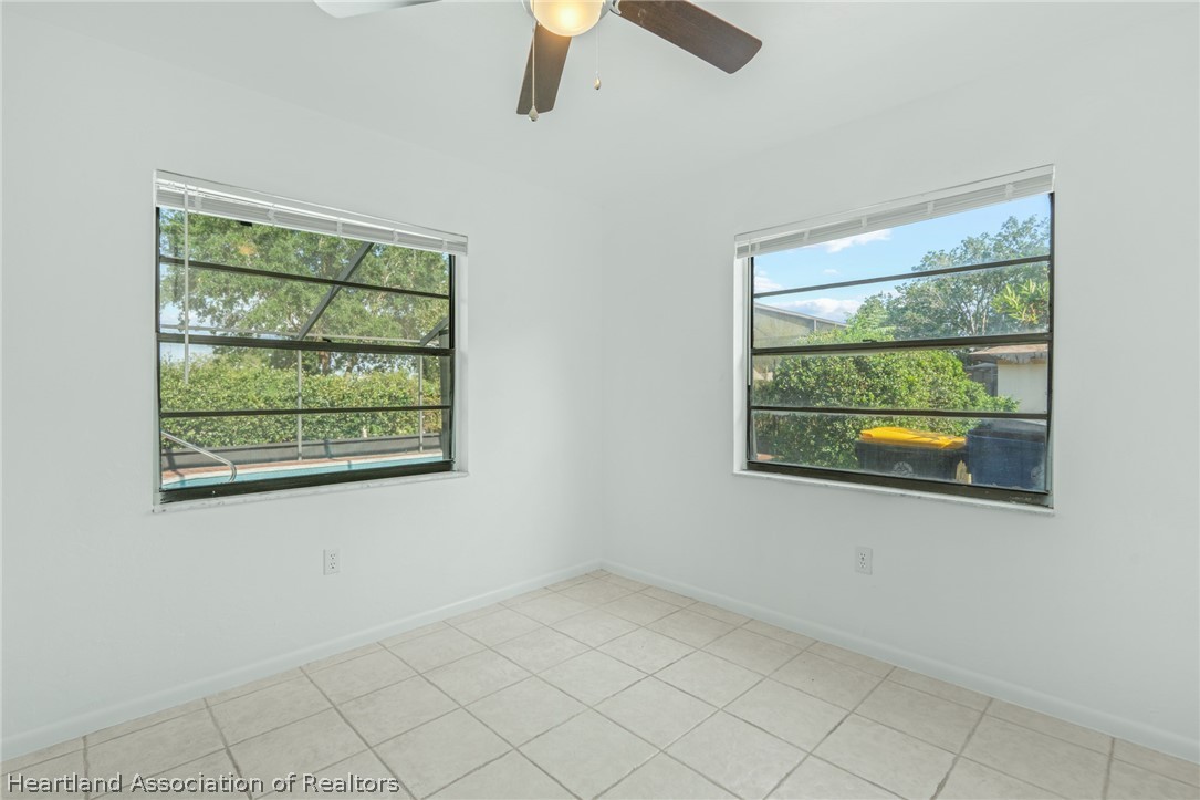332 Oak Circle Sebring, FL 33876 - Photo 11 of 16 an empty room with a window