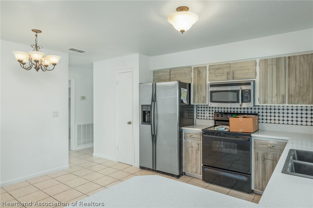 332 Oak Circle Sebring, FL 33876 - Photo 7 of 16 a kitchen with stainless steel appliances a refrigerator and a stove top oven