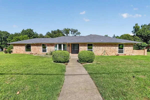 $450,000 | 1438 Vicki Lane, Cedar Hill, TX 75104