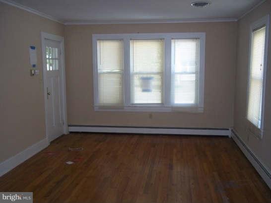 204 Killarney Road Cambridge, MD 21613 - Photo 6 of 18 Living Room