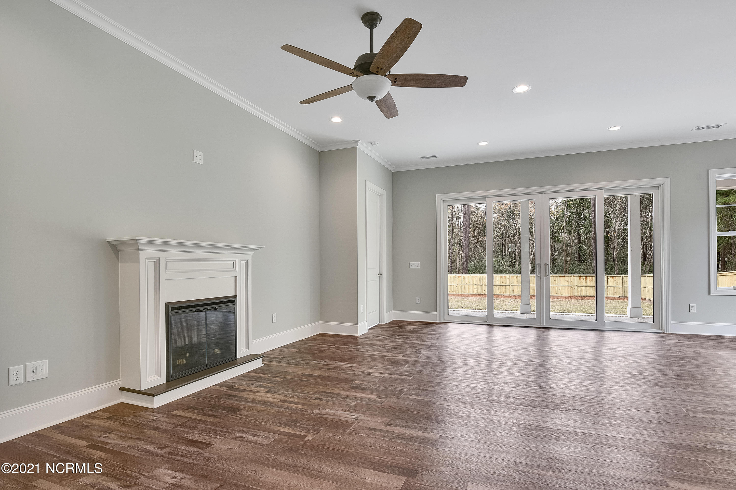 1321 Grove Point Road Wilmington, NC 28409 - Photo 6 of 30 Livingroom 2