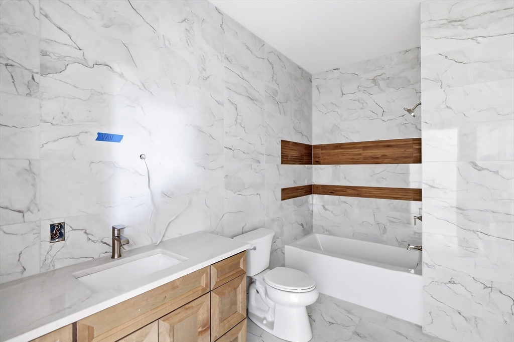 7 Elizabeth Lane, Unit 7 Paxton, MA 01612 - Photo 20 of 30 a bathroom with a sink and a bathtub