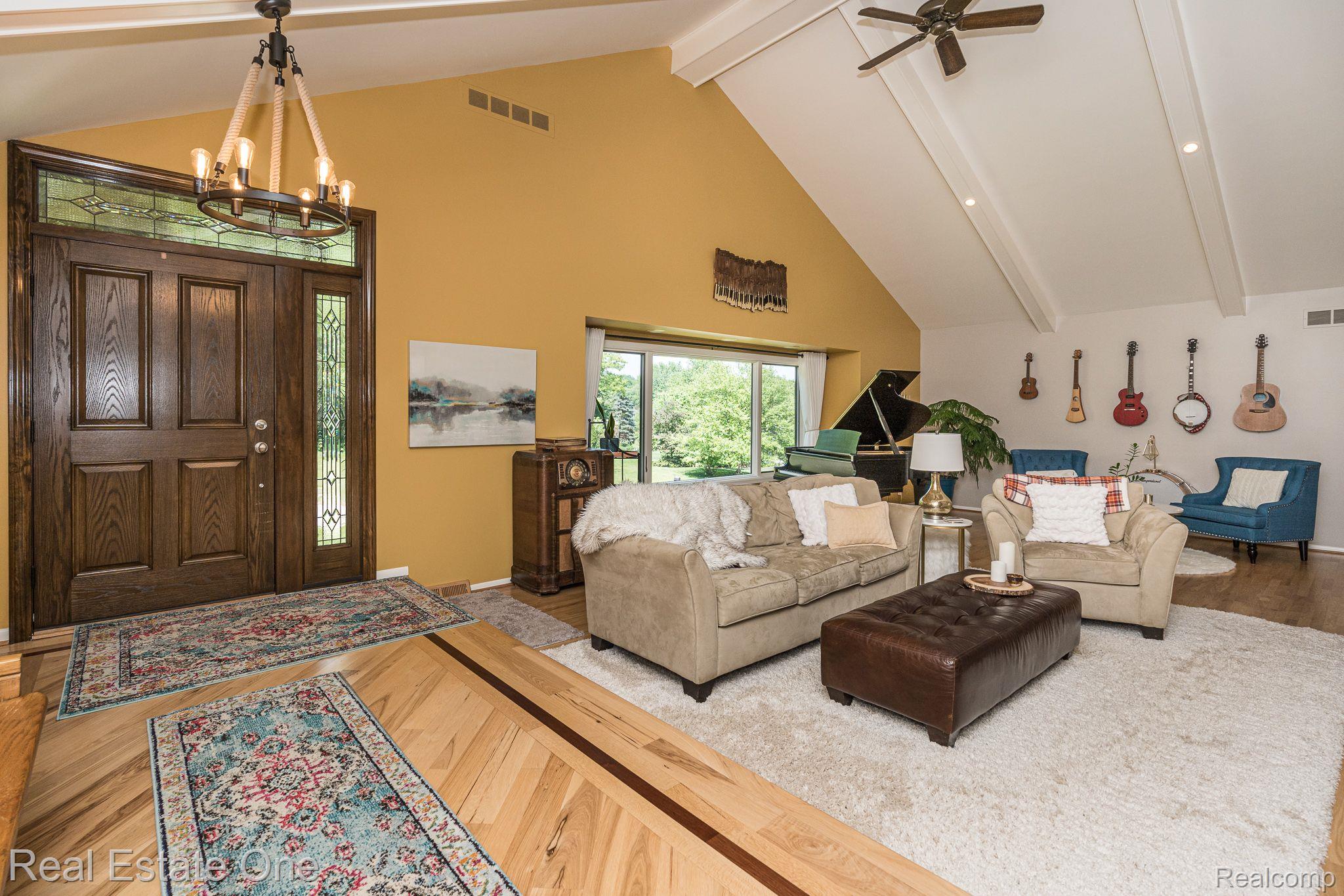 5755 Becker Drive Rochester, MI 48306 - Photo 2 of 34 Entry
