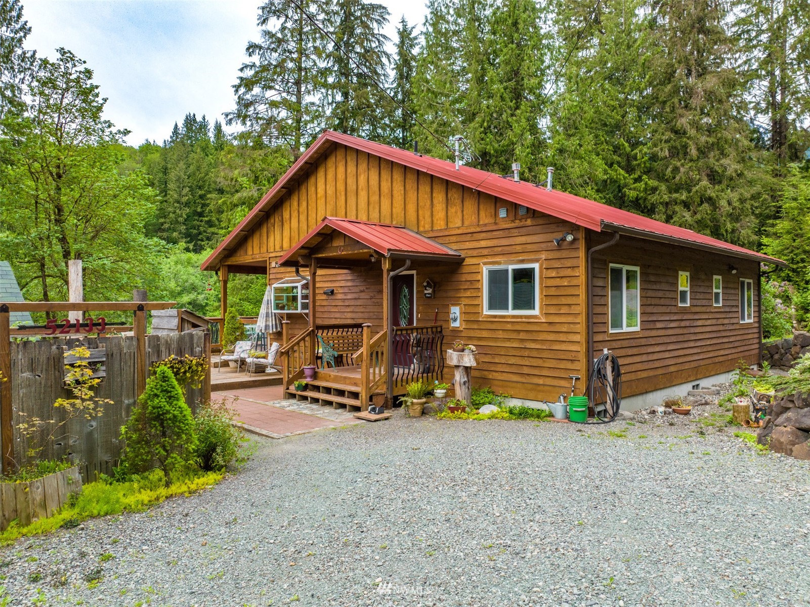 a view of a house with backyard