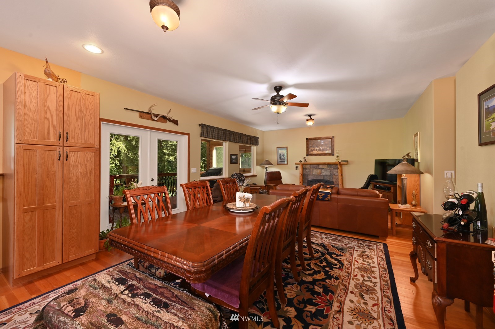 52133 South Riverside Road Gold Bar, WA 98251 - Photo 10 of 40 a very nice looking living room with dining room