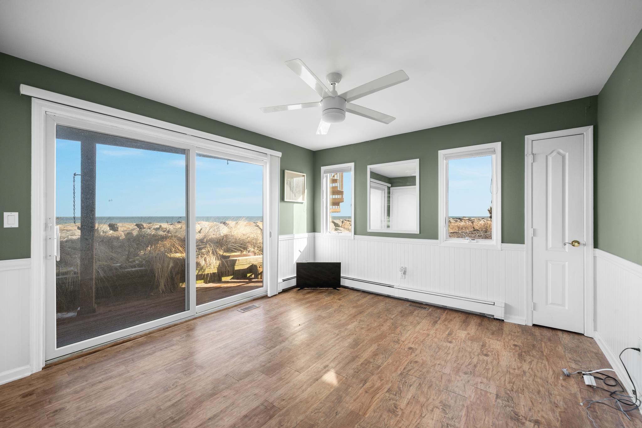 283 6th Street Avalon, NJ 08202 - Photo 22 of 36 a living room with hardwood floor and a ceiling fan