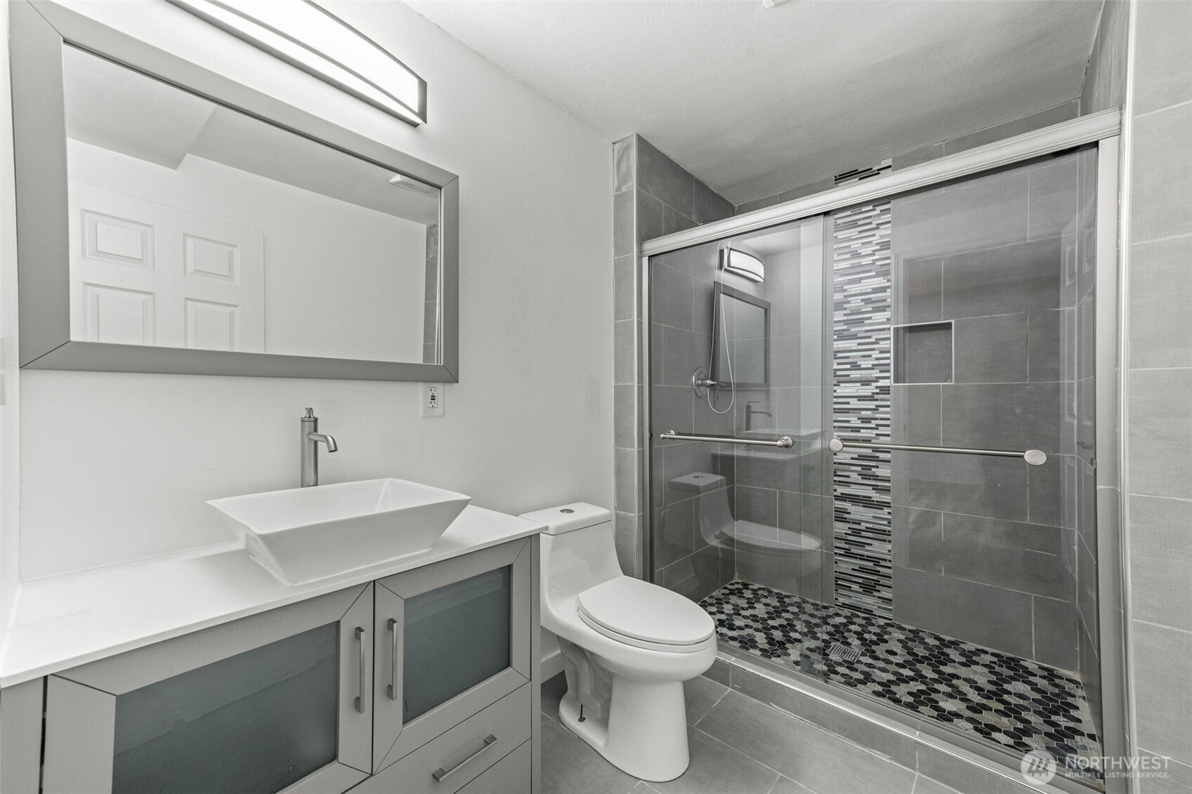 172 South Bank Road Elma, WA 98541 - Photo 24 of 40 a bathroom with a sink a toilet and shower