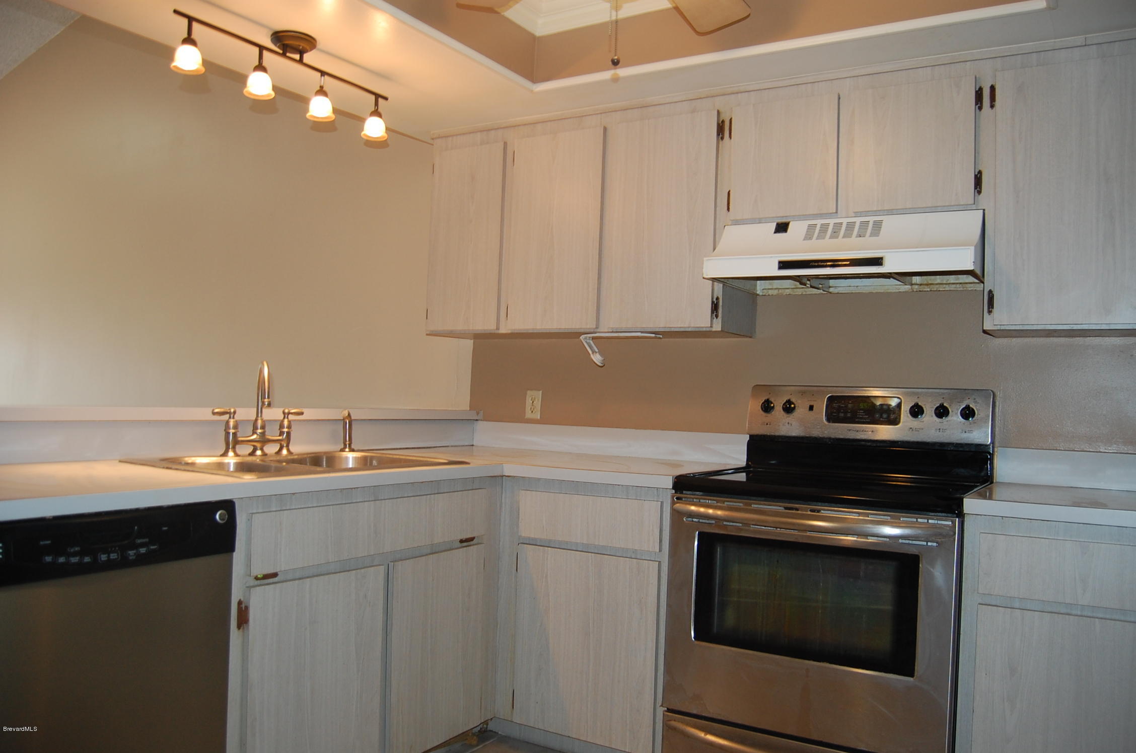 4168 Bayberry Drive Melbourne, FL 32901 - Photo 6 of 15 kitchen