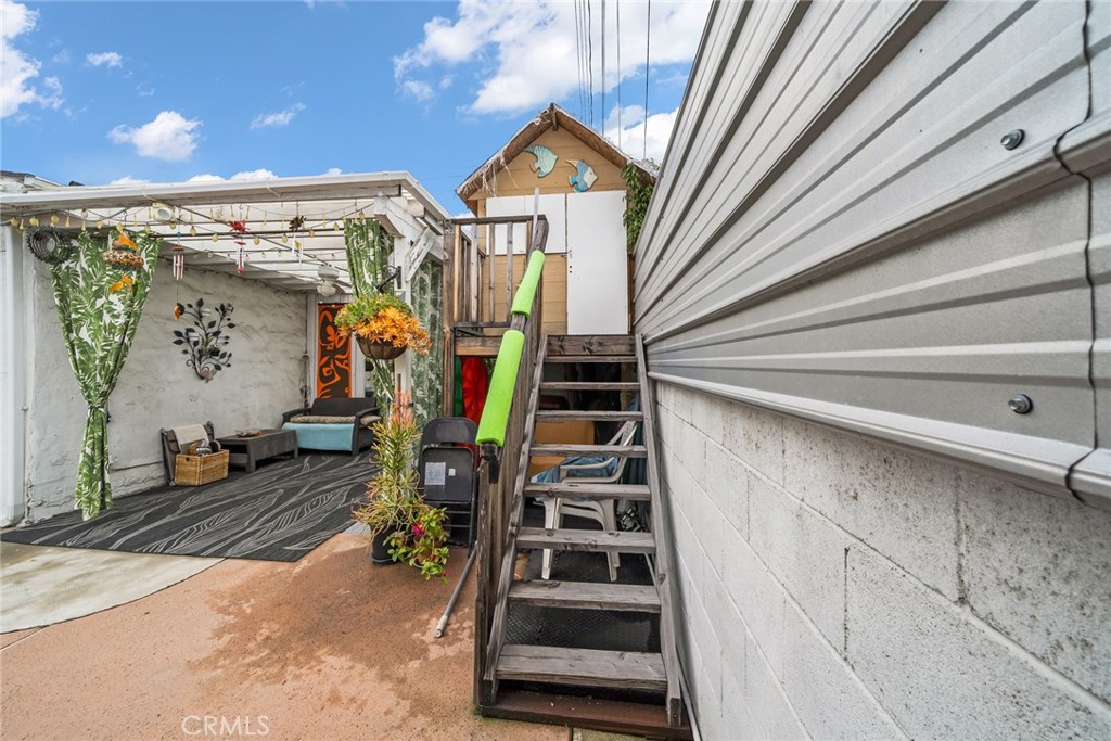 4006 York Boulevard Los Angeles, CA 90065 - Photo 27 of 33 a view of an entryway with wooden floor