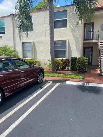 $2,100 | 10 Willowbrook Lane, Unit 105, Delray Beach, FL 33446