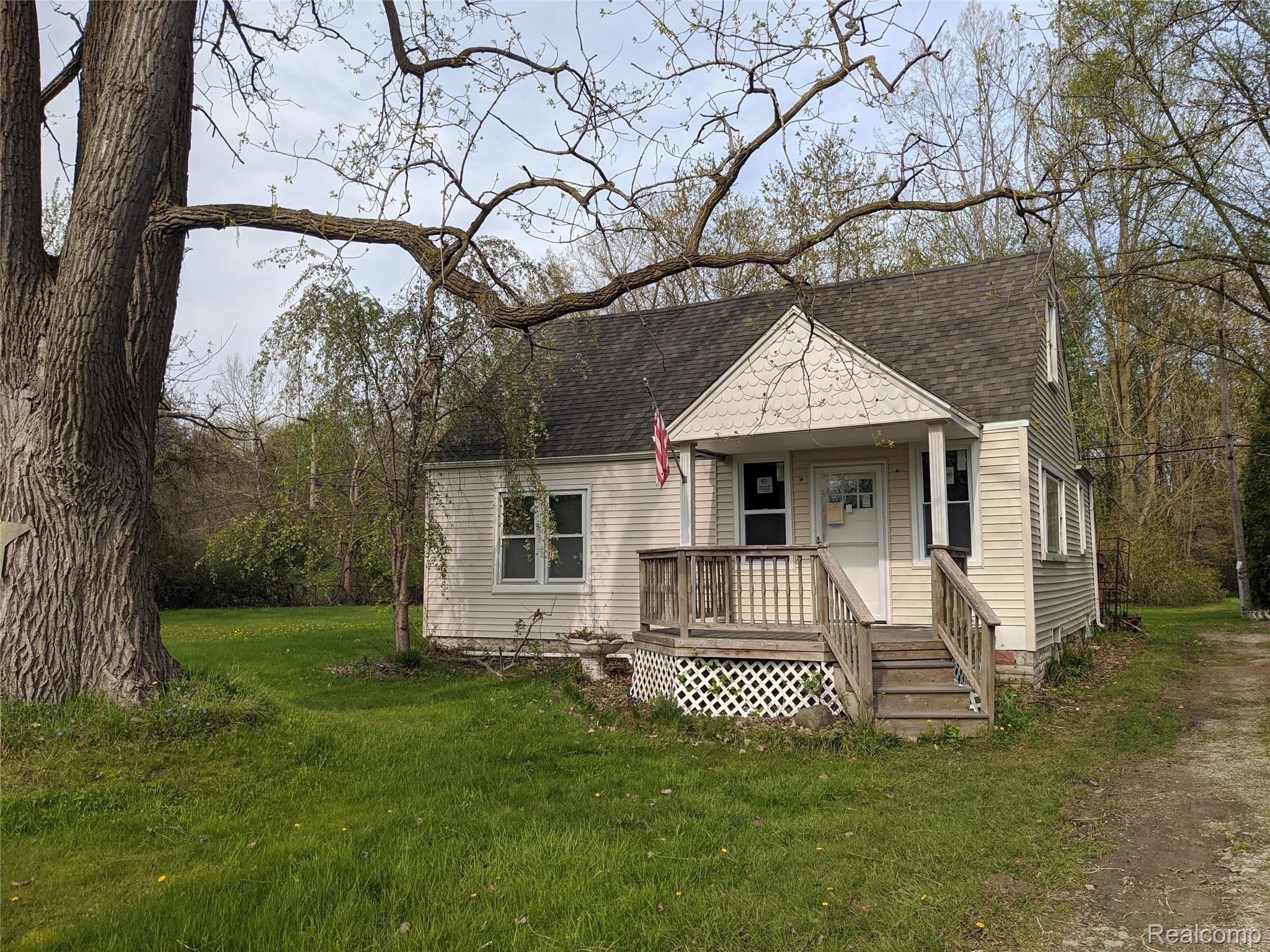 22063 Rust Road New Boston, MI 48164 - Photo 1 of 3 MVIMG_20220511_171916.jpg
