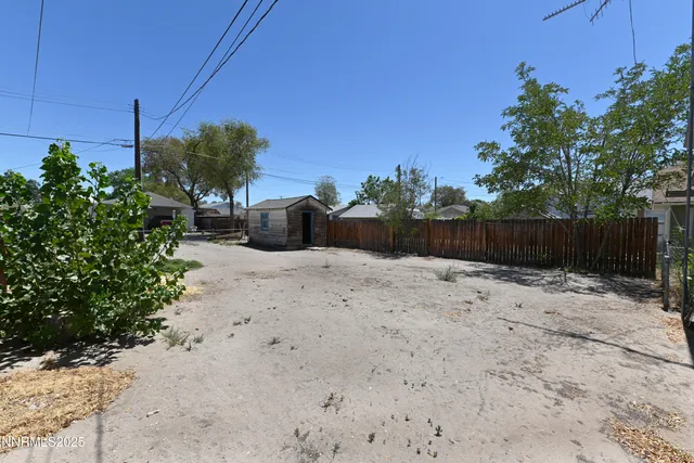 a view of a backyard