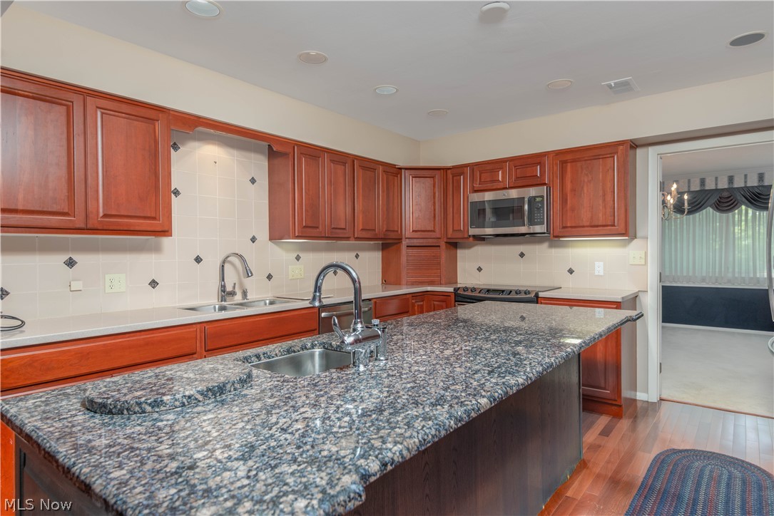 742 Hampton Ridge Drive Akron, OH 44313 - Photo 3 of 26 Kitchen
