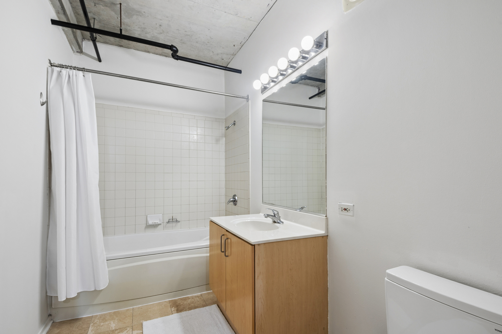 700 West Van Buren Street, Unit 1105 Chicago, IL 60607 - Photo 15 of 19 a bathroom with a tub a sink and mirror